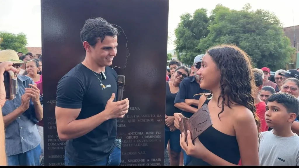 Pedro Arthur entrega homenagem para filha de dona Ione, morta por faccionados